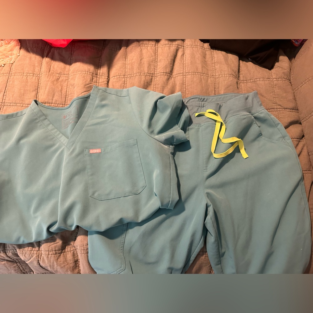Figs scrubs set, Catarina top size Large, Zamora joggers size large petite